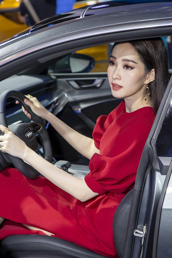 xinh dep la the, hh dang thu thao van bi cac thanh soi tam tia boi loi trang diem nay - 7