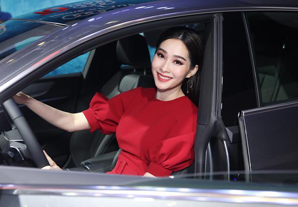 xinh dep la the, hh dang thu thao van bi cac thanh soi tam tia boi loi trang diem nay - 5