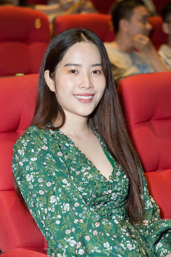 xinh dep la the, hh dang thu thao van bi cac thanh soi tam tia boi loi trang diem nay - 11