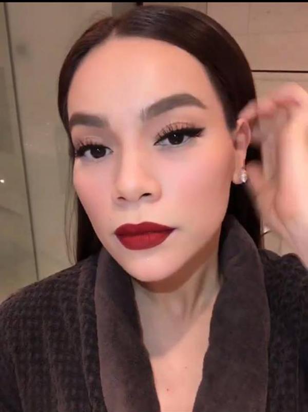 xinh dep la the, hh dang thu thao van bi cac thanh soi tam tia boi loi trang diem nay - 9