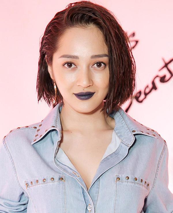 xinh dep la the, hh dang thu thao van bi cac thanh soi tam tia boi loi trang diem nay - 10