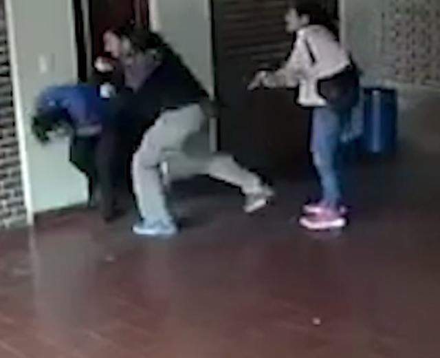 nghi con gai 15 tuoi bi lam dung tinh duc, bo den truong tan cong thay giao da man - 2