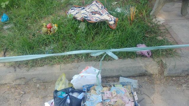 thi the be so sinh bi nhet day giay vao mieng duoc phat hien ven duong - 2