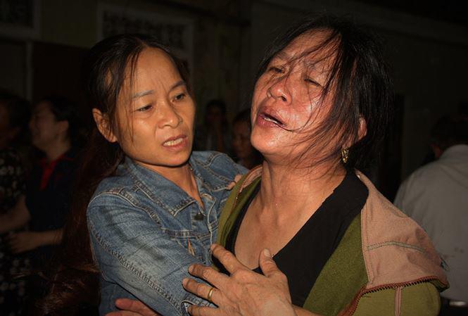 4 nguoi bi dien giat chet khi dang dung cot dien: tang thuong phu khap xom ngheo - 1