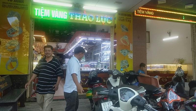 chu tiem vang noi gi ve viec bi sung cong 20 vien kim cuong - 4