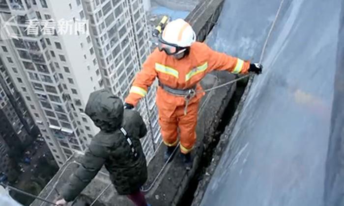 khong muon di hoc, cau be 8 tuoi dinh nhay lau tu tu tu tang 33 - 1