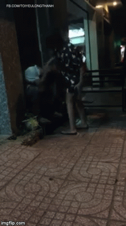 vo "xu" chong bang mu bao hiem, chui boi tham te: "tin tao danh may chet bay gio khong?" - 1