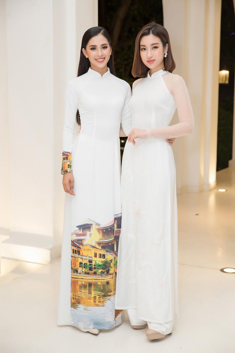Đỗ Mỹ Linh và Tiểu Vy đẹp tinh khôi khi cùng diện áo dài trắng