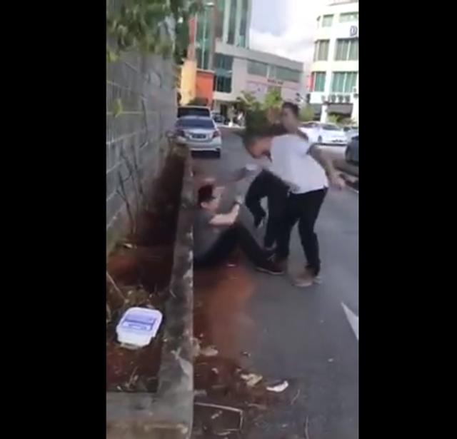 nghe tin con gai bi chong bao hanh, bo vo dich than vut con re toi boi ngay giua pho - 2