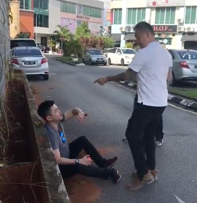 nghe tin con gai bi chong bao hanh, bo vo dich than vut con re toi boi ngay giua pho - 4