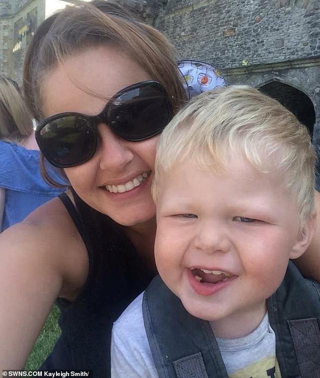 thay con trai to ve kho chiu, me ta hoa phat hien thu kinh hoang ben trong bim - 1