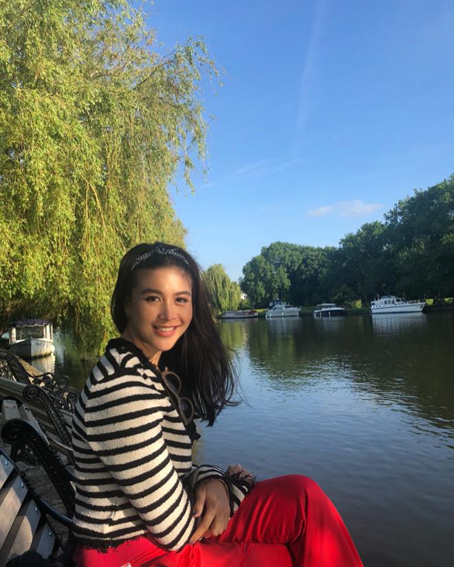 tin tuc 24h: choang vang voi hanh dong tho chan xuong oto cua co gai luc dung den do - 3