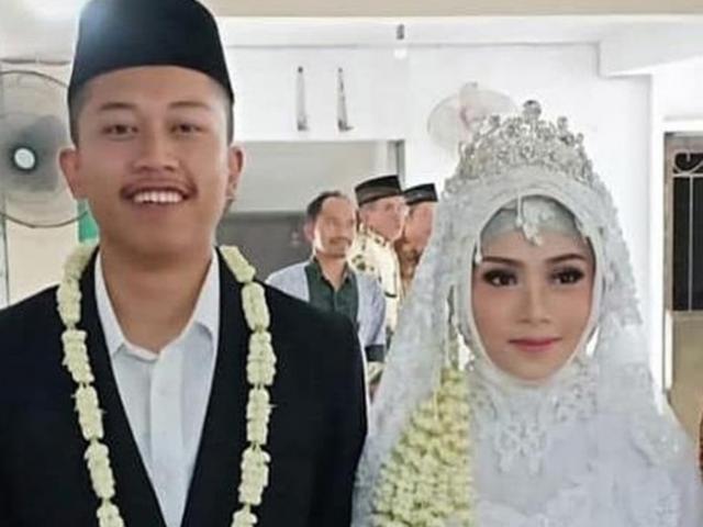 Vụ máy bay chở 189 rơi xuống biển ở Indonesia: Cô dâu mới cưới khóc nghẹn tìm chồng