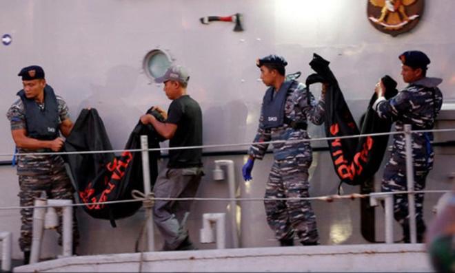 vu may bay cho 189 roi xuong bien o indonesia: co dau moi cuoi khoc nghen tim chong - 3