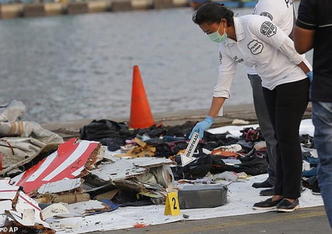 vu may bay cho 189 roi xuong bien o indonesia: co dau moi cuoi khoc nghen tim chong - 5