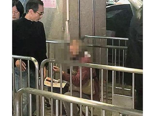 cu ba an xin o tram xe buyt khien ai cung thuong, con trai boc tran su that gay soc - 1