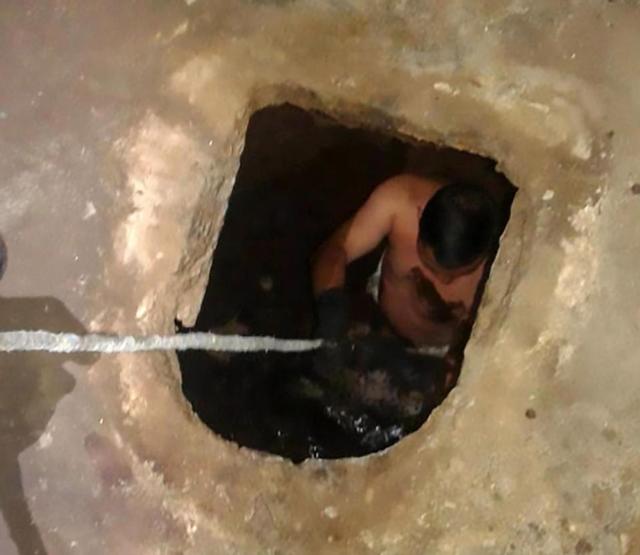 nghe tieng khoc ky la trong be phot, nguoi phu nu soc nang voi canh tuong ben duoi - 1