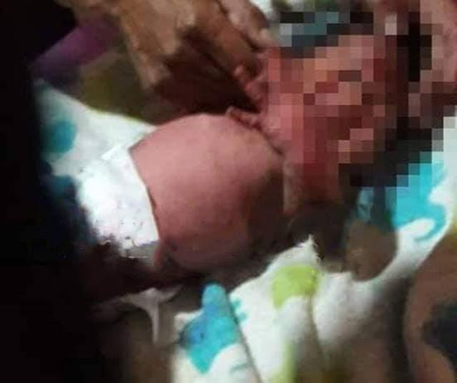 nghe tieng khoc ky la trong be phot, nguoi phu nu soc nang voi canh tuong ben duoi - 2