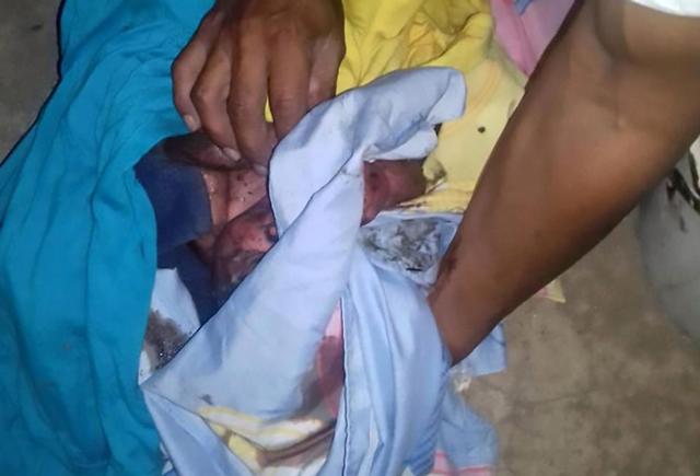 nghe tieng khoc ky la trong be phot, nguoi phu nu soc nang voi canh tuong ben duoi - 3