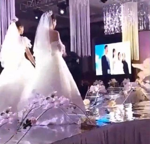 hai co dau bong xuat hien ben 1 chu re, dan tinh nga ngua voi su that phia sau - 1