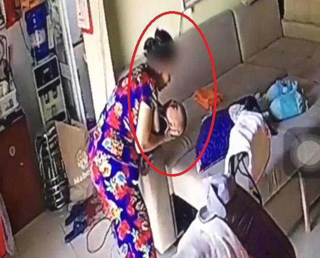 tin tuc 24h: be phot phat ra tieng khoc ky la, canh tuong ben duoi khien ai cung choang vang - 3