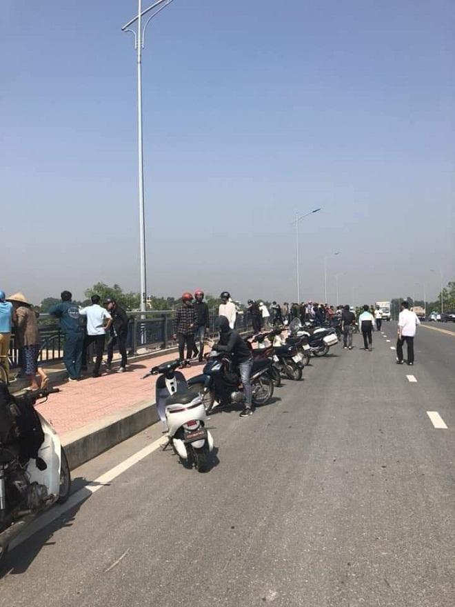 ban gai mang bau 4 tuan nhay cau tu tu, nam thanh nien gao khoc doi nhay theo - 2