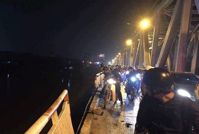 nghi van o to dam gay lan can cau chuong duong roi xuong song hong - 1