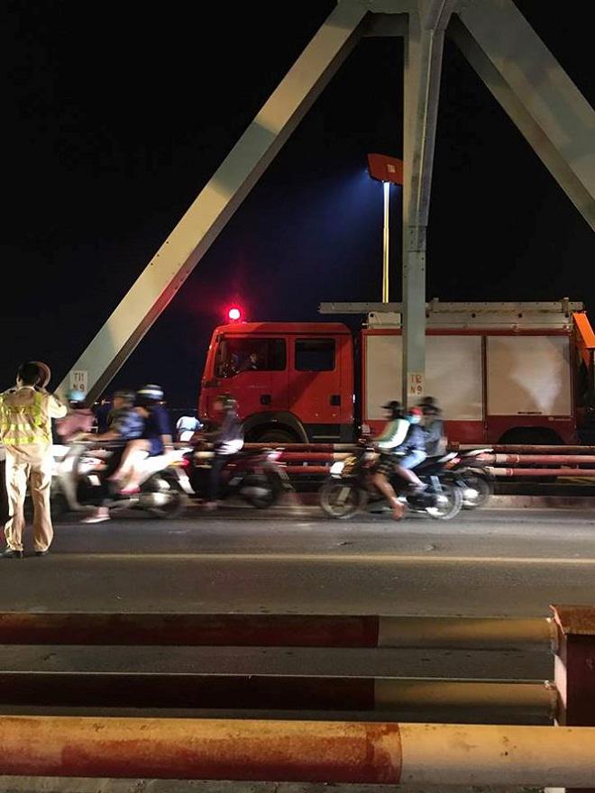 nghi van o to dam gay lan can cau chuong duong roi xuong song hong - 2