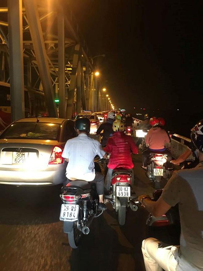 nghi van o to dam gay lan can cau chuong duong roi xuong song hong - 3