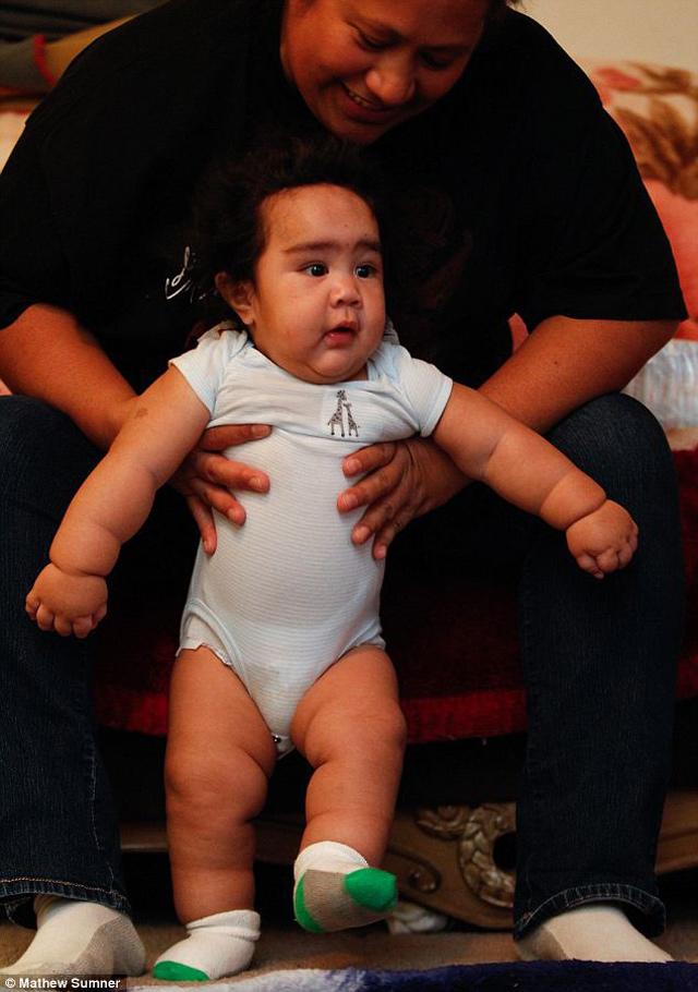 be trai chao doi voi can nang 7.3 kg, bac si van than nhien: "day la con chua du ngay" - 3