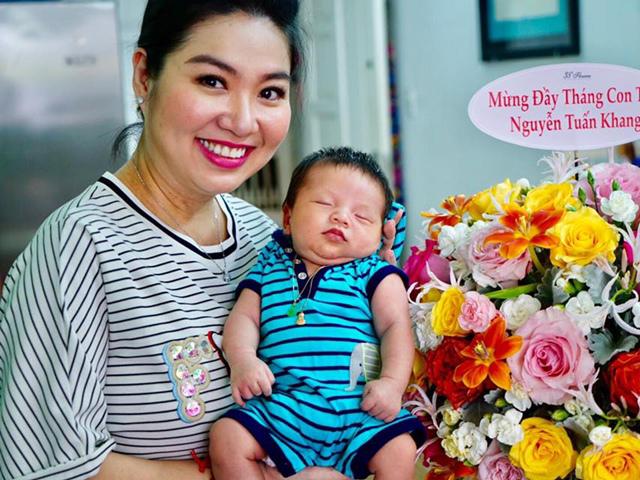 Lộ diện hình ảnh cận mặt con trai kháu khỉnh của Lê Khánh vừa tròn 1 tháng tuổi