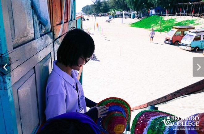 nu huong vien du lich 9x xinh dep bi hang xom xi xao "toi ngu voi trai" - 4