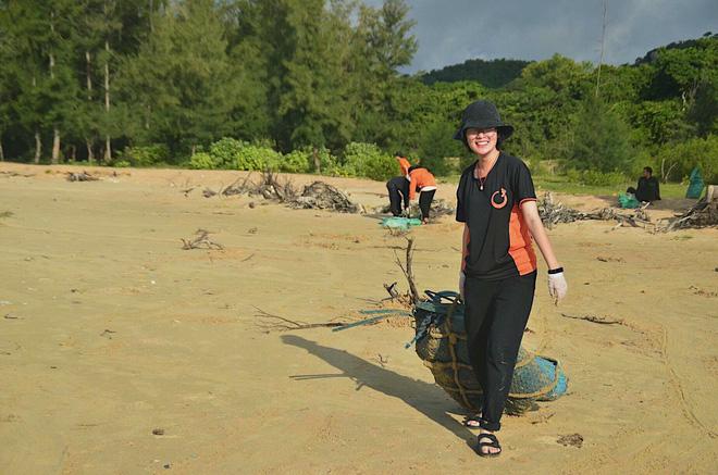 nu huong vien du lich 9x xinh dep bi hang xom xi xao "toi ngu voi trai" - 5