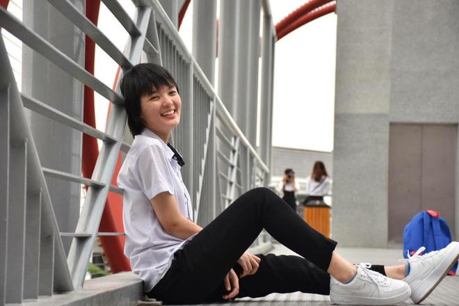 nu huong vien du lich 9x xinh dep bi hang xom xi xao "toi ngu voi trai" - 1