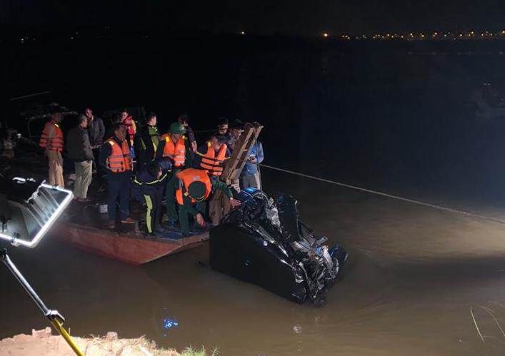 lo dien chu nhan xe mercedes lao tu cau chuong duong xuong song hong - 2