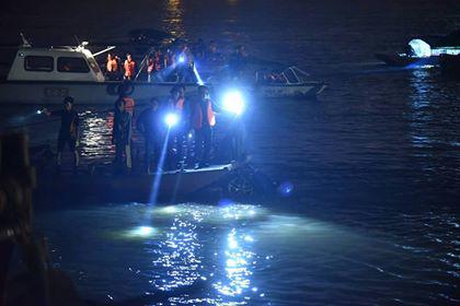 tim thay 2 thi the cung chiec o to lao tu cau chuong duong xuong song hong - 1