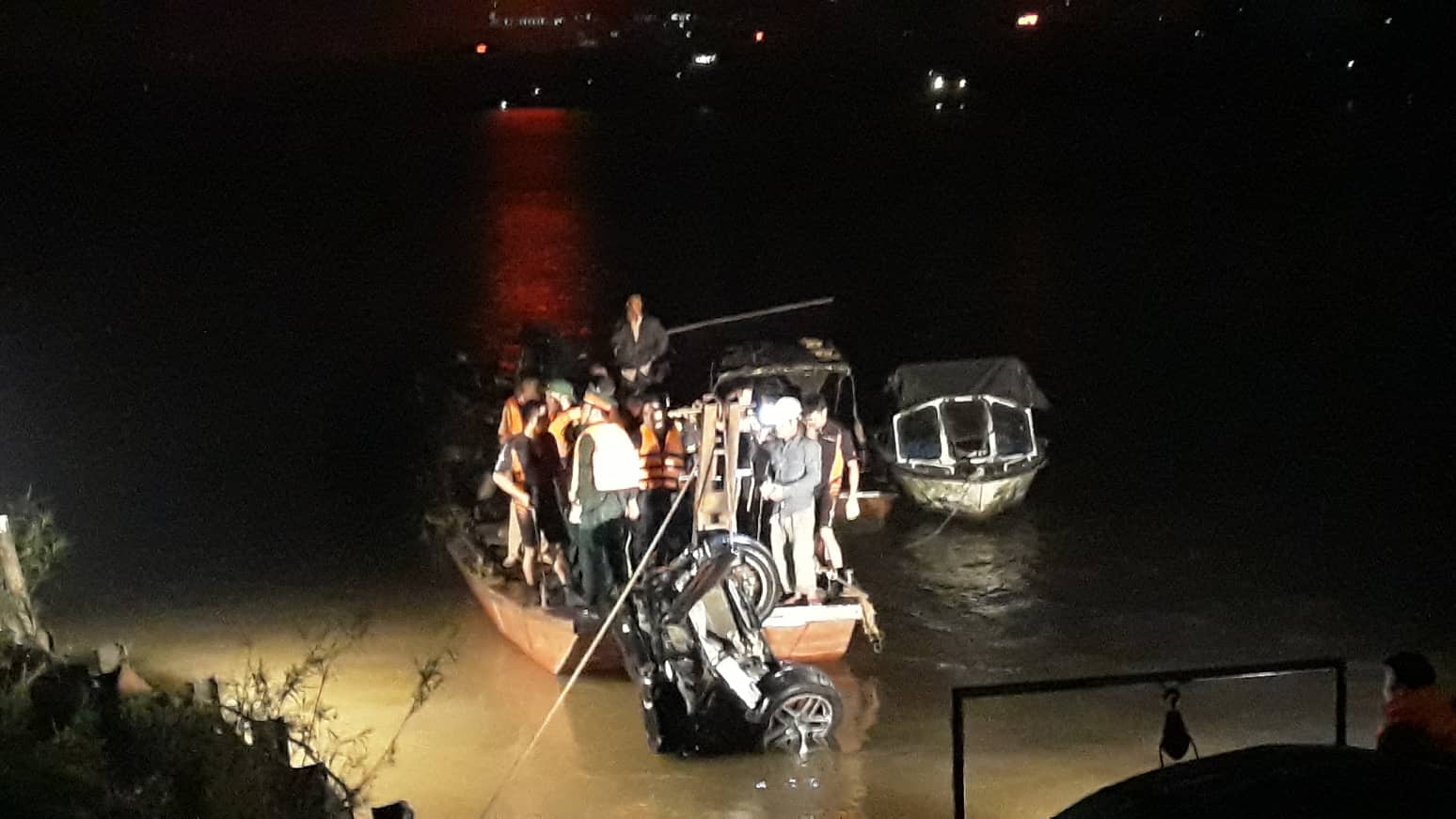 tim thay 2 thi the cung chiec o to lao tu cau chuong duong xuong song hong - 2