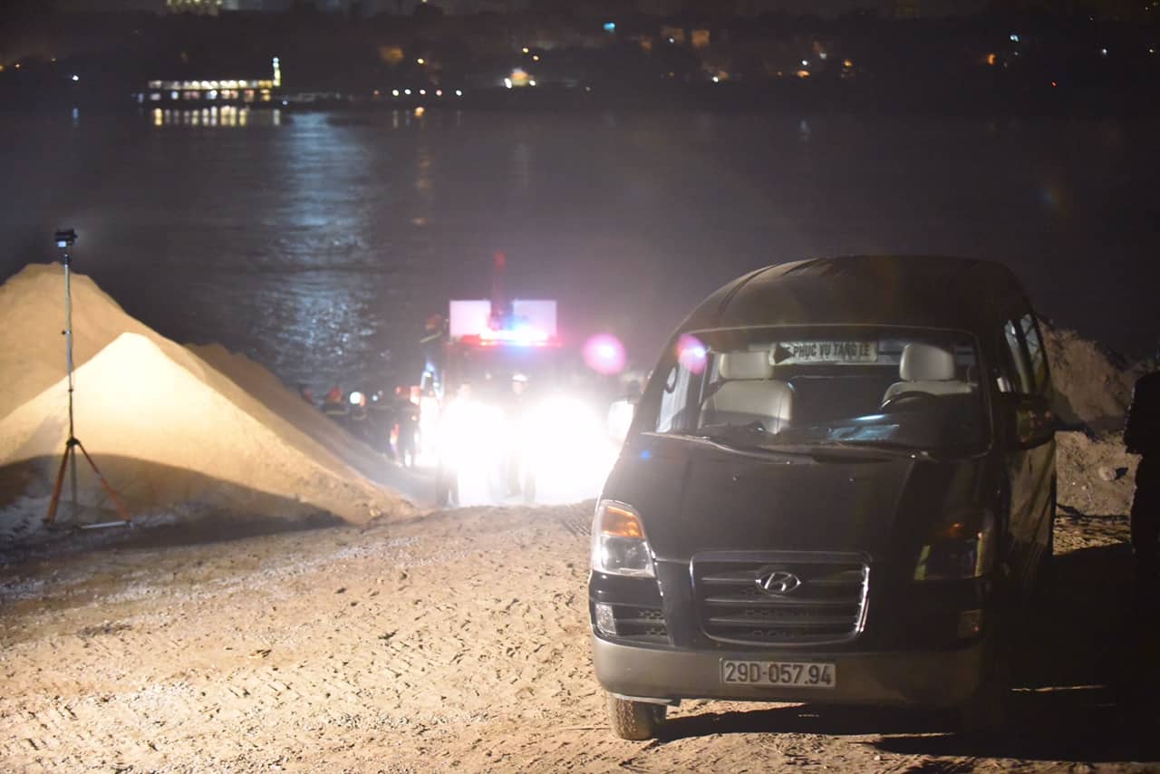 tim thay 2 thi the cung chiec o to lao tu cau chuong duong xuong song hong - 4