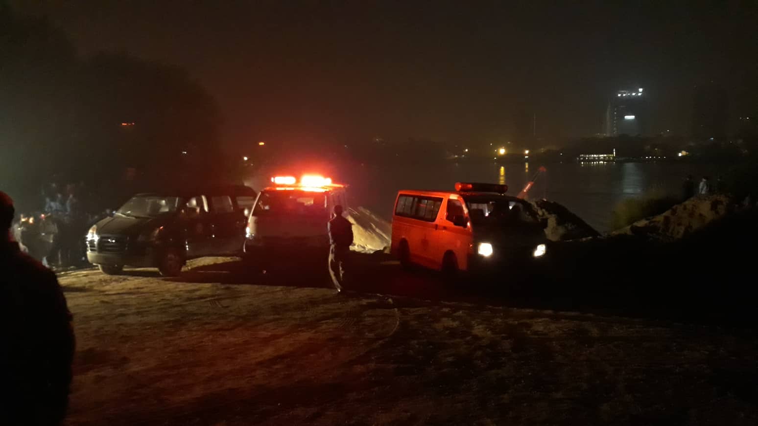 tim thay 2 thi the cung chiec o to lao tu cau chuong duong xuong song hong - 5