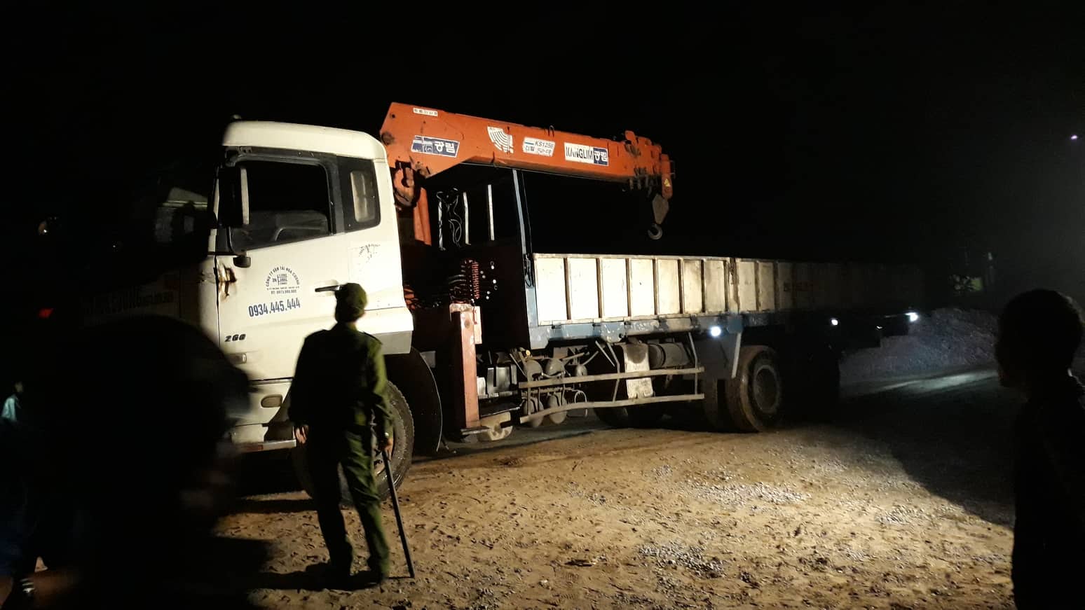 tim thay 2 thi the cung chiec o to lao tu cau chuong duong xuong song hong - 6