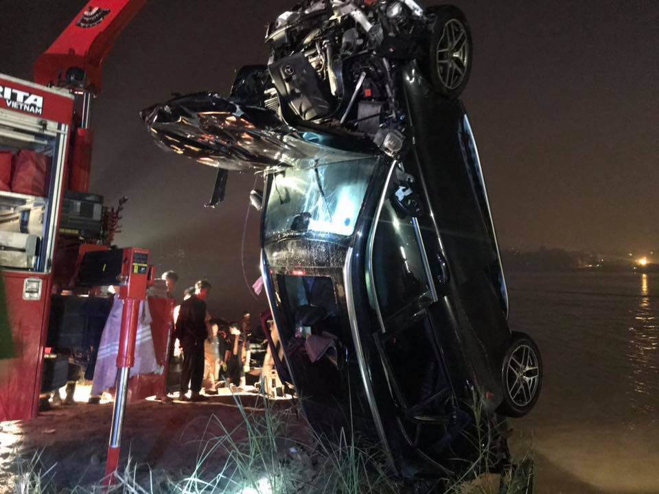 tin tuc 24h: tai xe van om chat volang khi xe mercedes lao tu cau chuong duong xuong song hong - 1