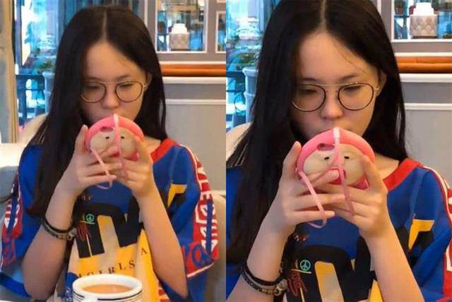 tin tuc 24h: tai xe van om chat volang khi xe mercedes lao tu cau chuong duong xuong song hong - 3