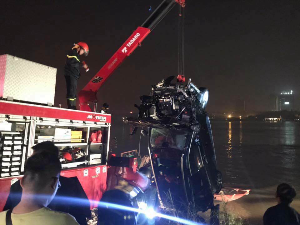 vu xe mercedes lao tu cau chuong duong xuong song: phat hien dau hieu bat thuong - 2