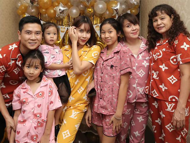 Sau Nhã Phương, cả nhà Lưu Hương Giang lớn, bé đồng loạt diện đồ ngủ trong ngày... trọng đại