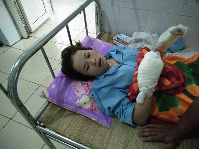 giay phut kinh hoang cua nguoi vo bi chong do xang thieu song - 2