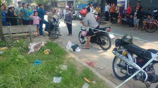 thong tin moi vu be so sinh bi nhet day giay vao mieng duoc phat hien ven duong - 1