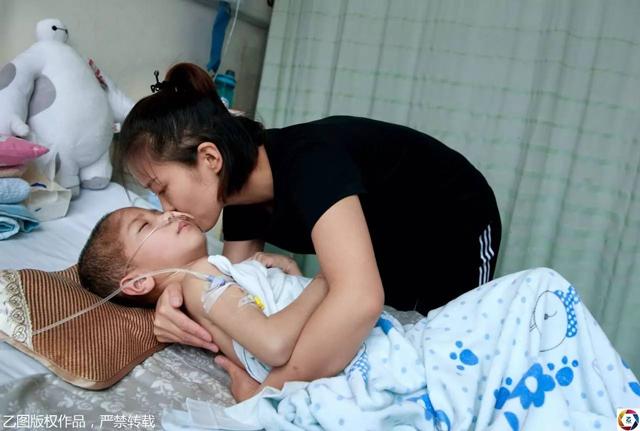 nhan cuoc goi tu chong cu, nguoi me nga quy truoc hinh anh con trai trong benh vien - 11