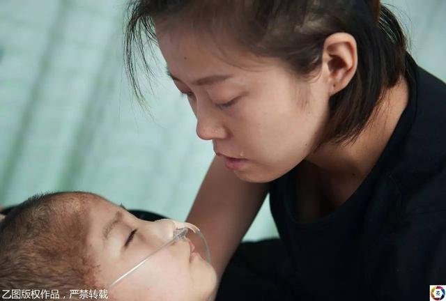 nhan cuoc goi tu chong cu, nguoi me nga quy truoc hinh anh con trai trong benh vien - 6