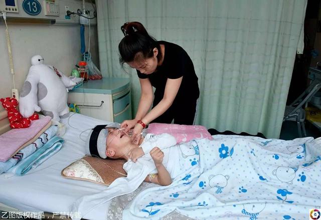 nhan cuoc goi tu chong cu, nguoi me nga quy truoc hinh anh con trai trong benh vien - 7