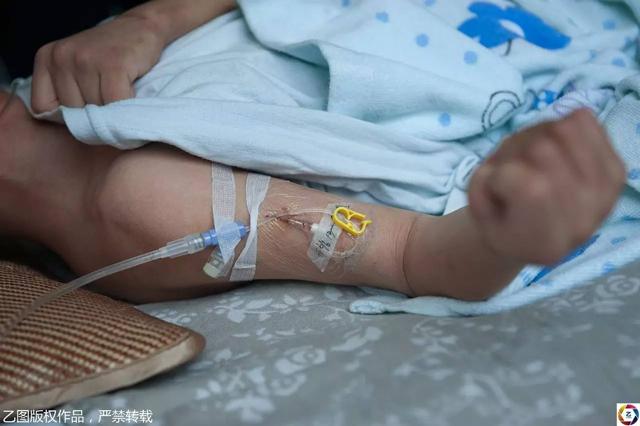 nhan cuoc goi tu chong cu, nguoi me nga quy truoc hinh anh con trai trong benh vien - 2